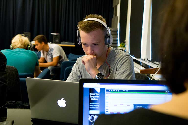 Lyddesign kræver fordybning og inspiration Elev lytter ved laptop