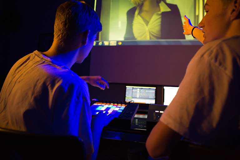 Lydsiden i en film forstærker handlingen DJ Producer elever arbejder med lydside til film