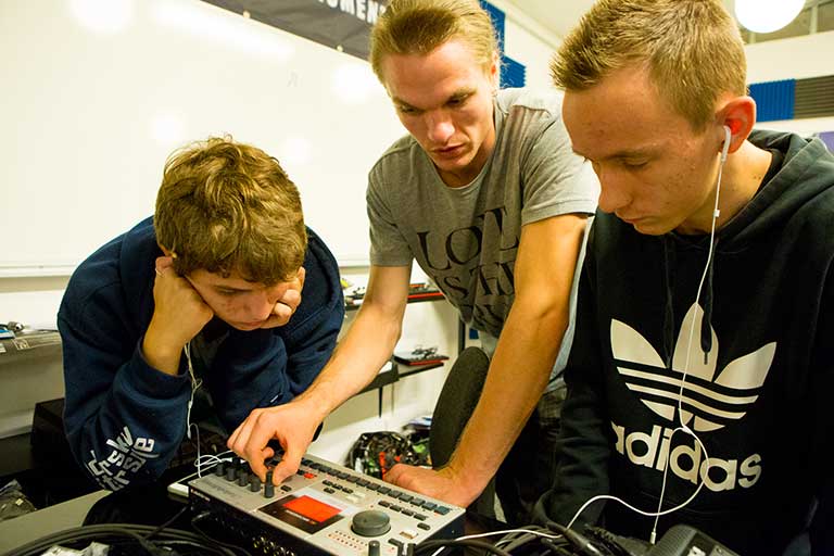 Her lærer du at blive en bedre DJ