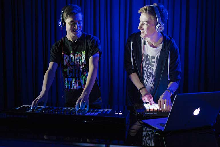 Det er i samarbejdet magien opstår DJ og producer elever spiller med keyboard og launchpad