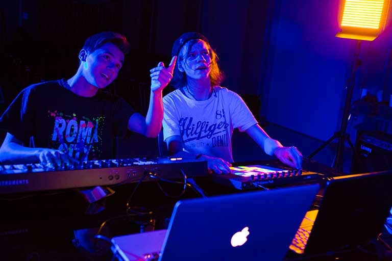 DJ elever på efterskole mixer lydsspor DJ elever på efterskole mixer lydsspor