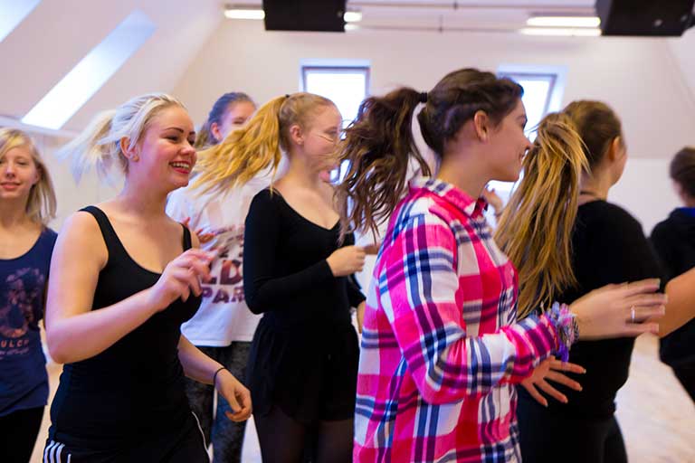 Aktivitet og udfordring i dansesalen Piger øver sig i dansesalen
