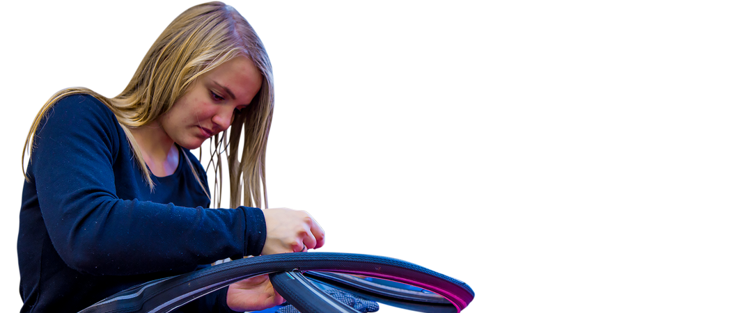 Linjefaget design Pige syr hovedbeklædning