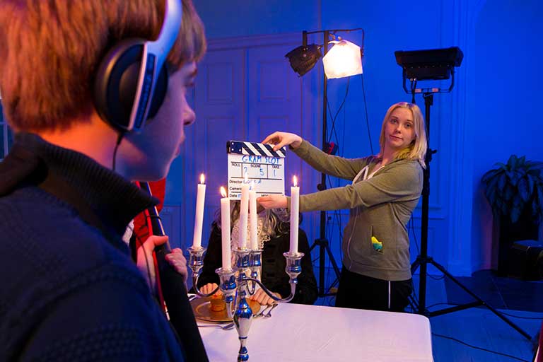 Filmoptagelse på Gram slot Elev holder klaptræ på filmproduktion