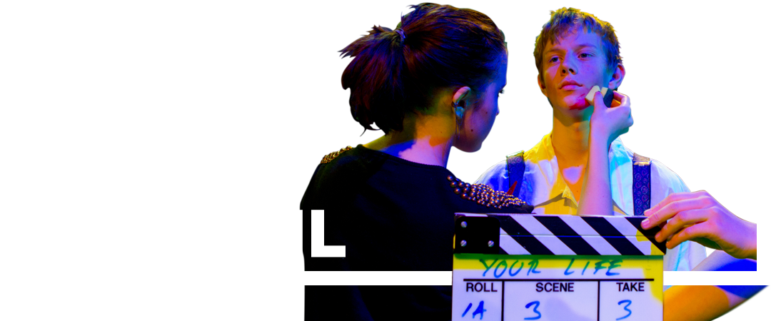 Klar til optagelse af filmskuespiller Elev på filmskuespil bliver pudret før optagelse