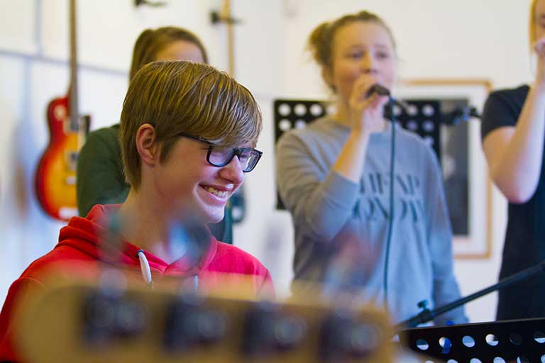 God stemning i øvelokalet Elever spiller musik i øvelokale
