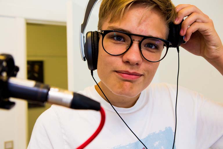 Du kan fx lave radio i XFAG En elev med hovedtelefon og mikrofon