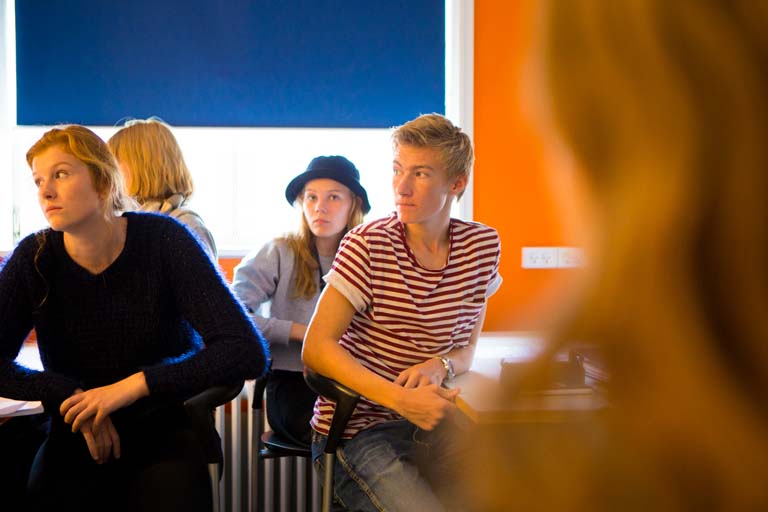 9.klasse elever i undervisning Fire elever følger med i undervisningen