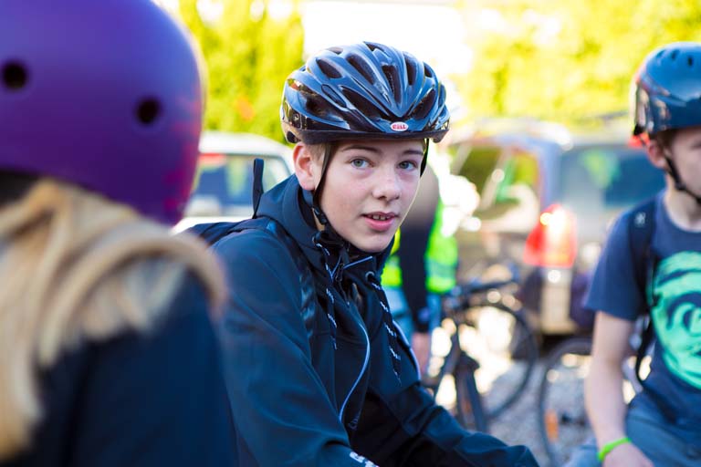 Tværfaglige dage betyder ofte, at vi skal af sted fra skolen Dreng med cykelhjelm klar til at tage af sted