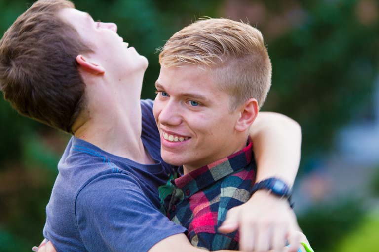 Din 'roomie' bliver måske din bedste ven - nogensinde To drenge krammer hinanden