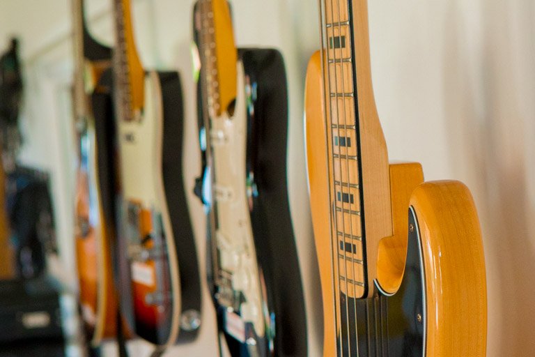 Vi har masser af instrumenter til dig Elektriske guitarer på række i øvelokalerne