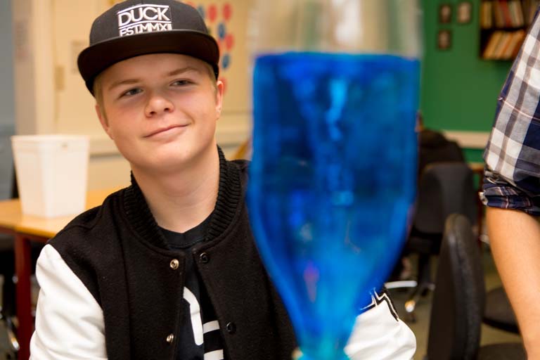 Fysik er også et obligatorisk fag på efterskolen Dreng laver forsøg med hvirvelstrøminger