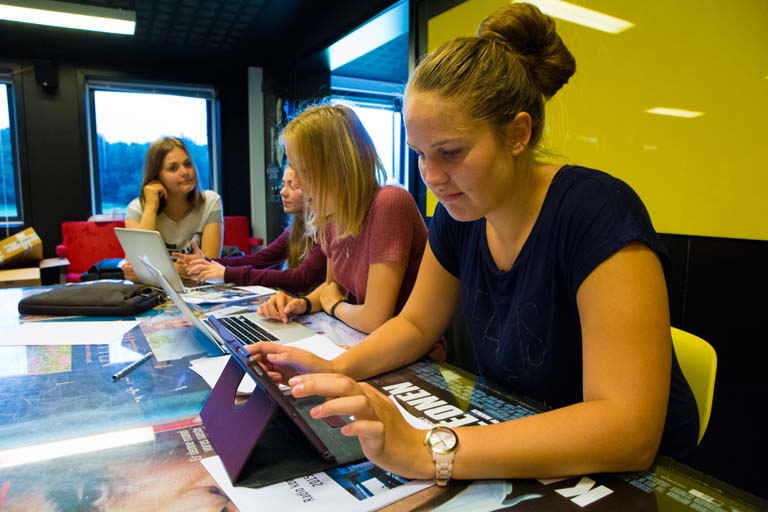 Vi er gode til 9. klasse Gruppe af piger laver skolearbejde