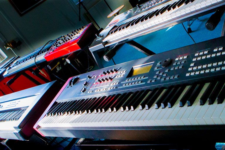 Vi har over 25 klaverer, keyboards og synther 4 tangentinstrumenter opstiller sammen i øvelokale