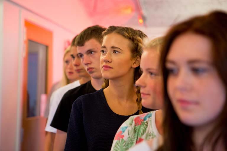 Tilmeld dig i god tid, så er du sikker på en plads Elever venter i kø for optagelse på efterskolen
