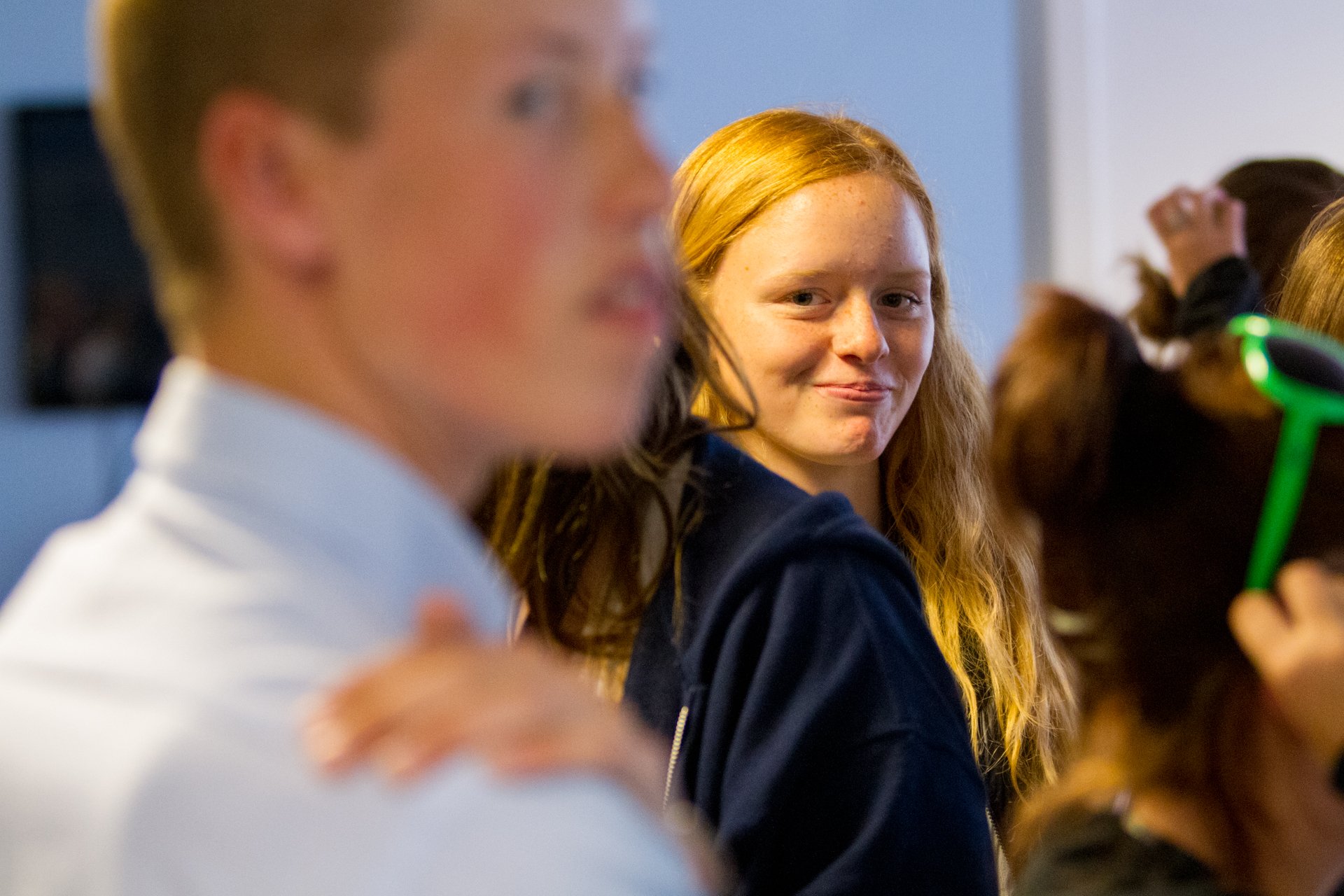 Du vil ikke fortryde din tilmelding til Lunderskov Efterskole Elever i spisesalen. Pige med rødt hår kigger på dig