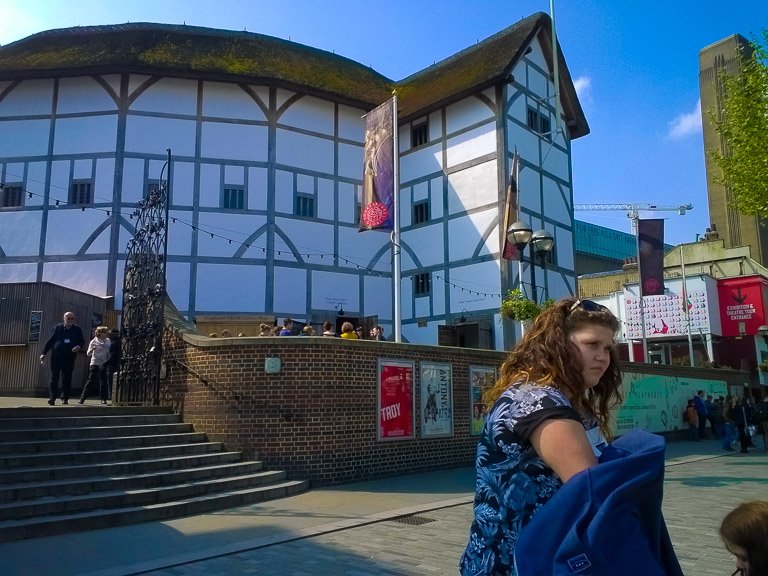 Vi skal ind på Shakespeares gamle teater Elever foran Globe Theatre