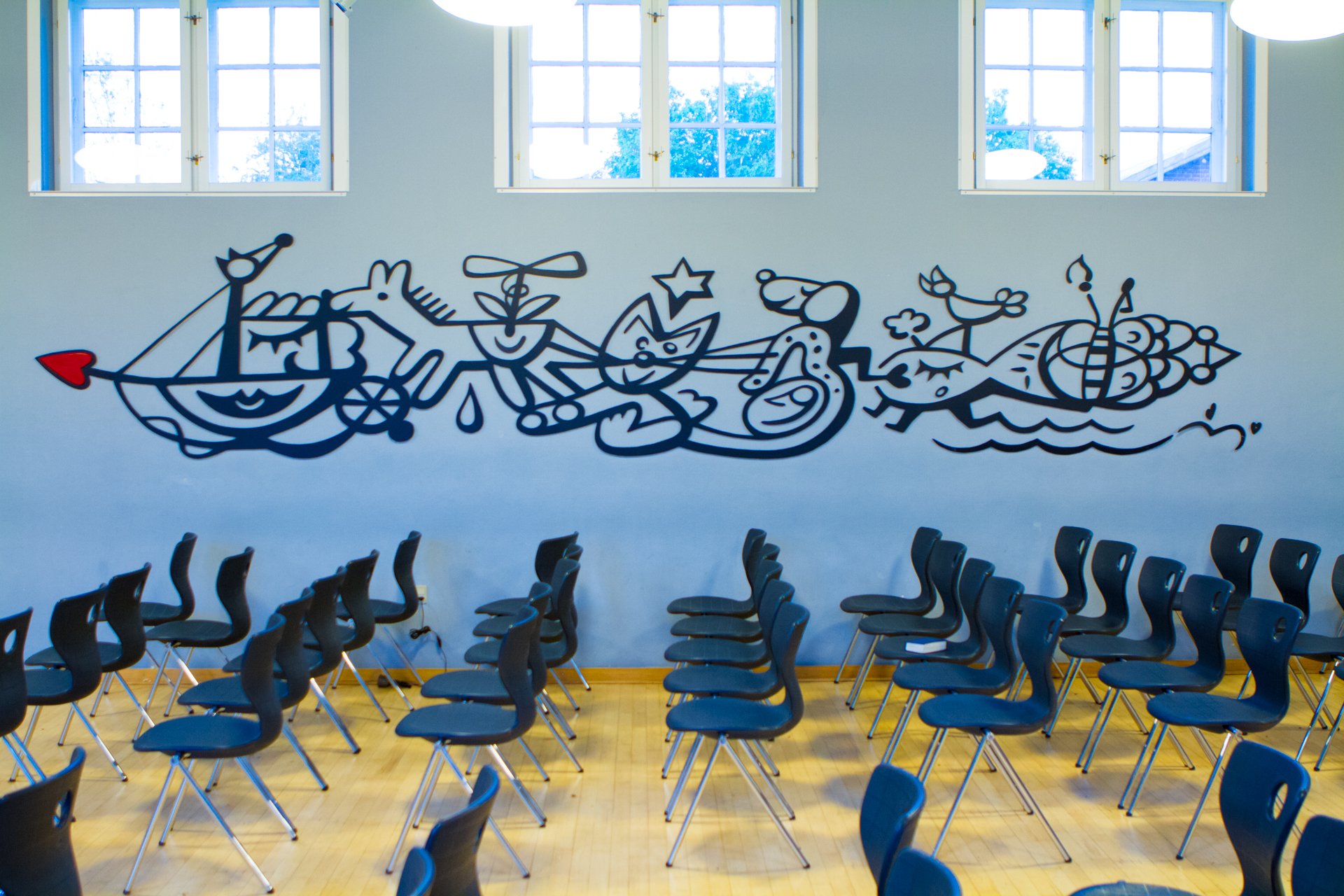 Jes Norby har udsmykket Foredragssalen Billede af Jes Norbys kunstfrise i foredragssalen