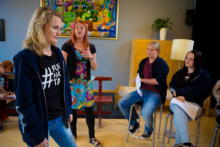Rollerne indstuderes grundigt Elever på teaterlinjen holder læseprøve