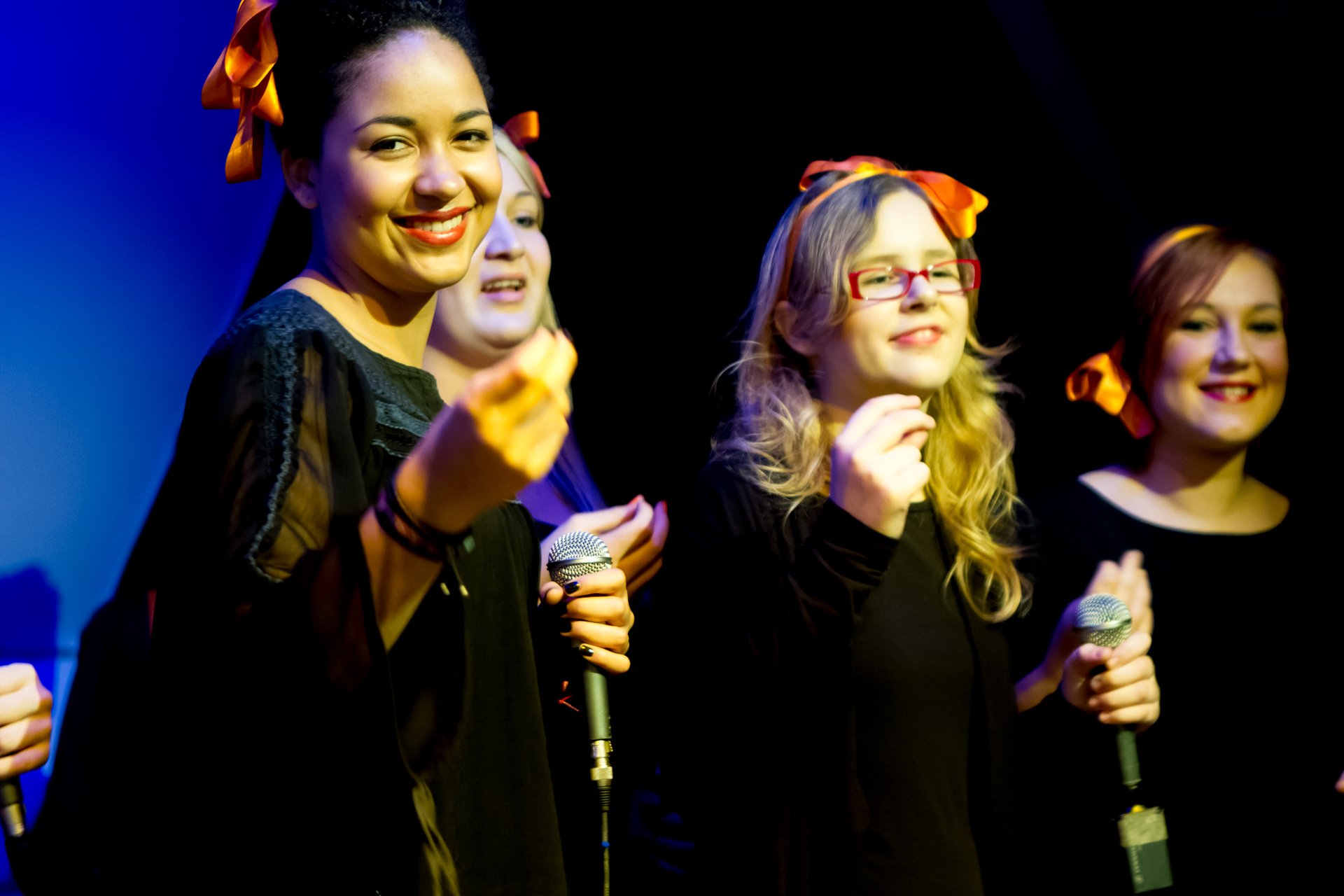Din hverdag bliver fyldt med musik, sang, dans - eller hvad du nu vælger Korpiger i sorte kjoler og med orange hårband