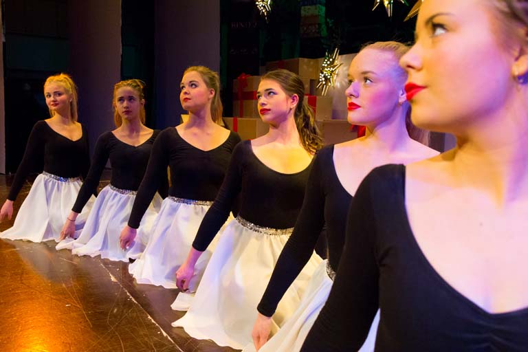 Niveauet er altid så højt som det kan blive 6 dansepiger på knæ i orange lys