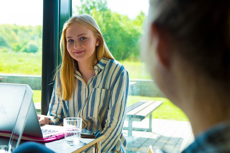 Især for piger i 10. klasse er der meget få pladser tilbage Elev på efterskolen