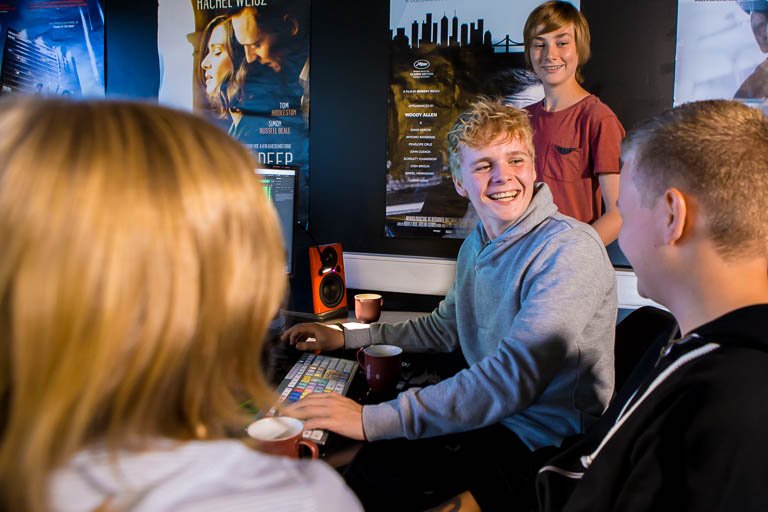 Hyggeligt samarbejde 4 elever har det sjovt med mediefaget