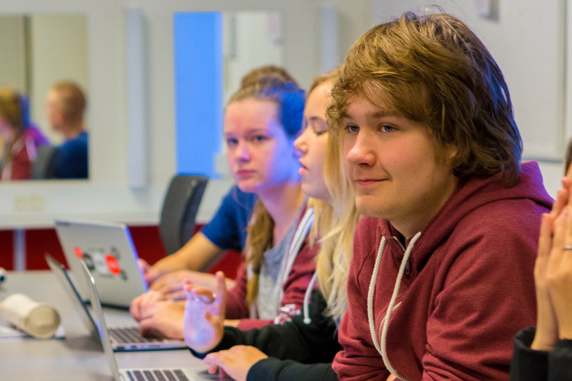 Måske kan du finde motivation i et skoleskifte Glad og opnærksom dreng i klassen