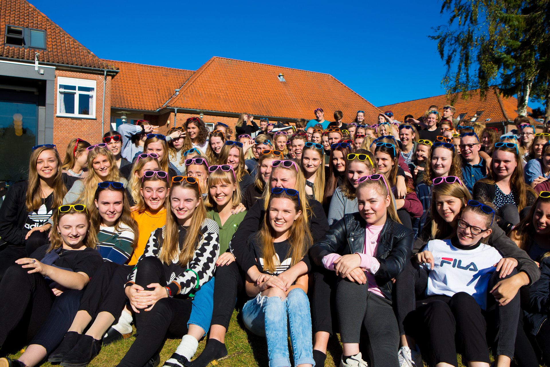 Alle elever med nye solbriller Elevholdet 16/17 på Lunderskov Efterskole