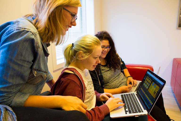 Vi bruger tid på at finde det rigtige niveau, - sammen med dig. 3 piger laver gruppearbejde