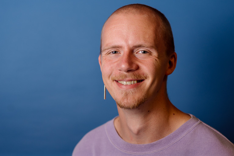 Nej, han har ikke fået noget i øjet. Han er kæk! David er lærer på DJ/Producer