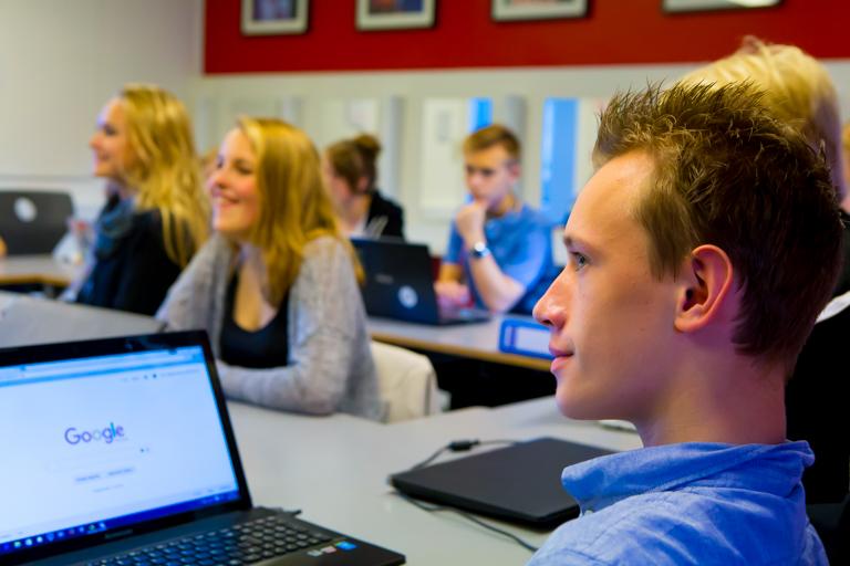 Hvis du mener det seriøst, så er vi også seriøse Elev byder velkommen til efterskolen
