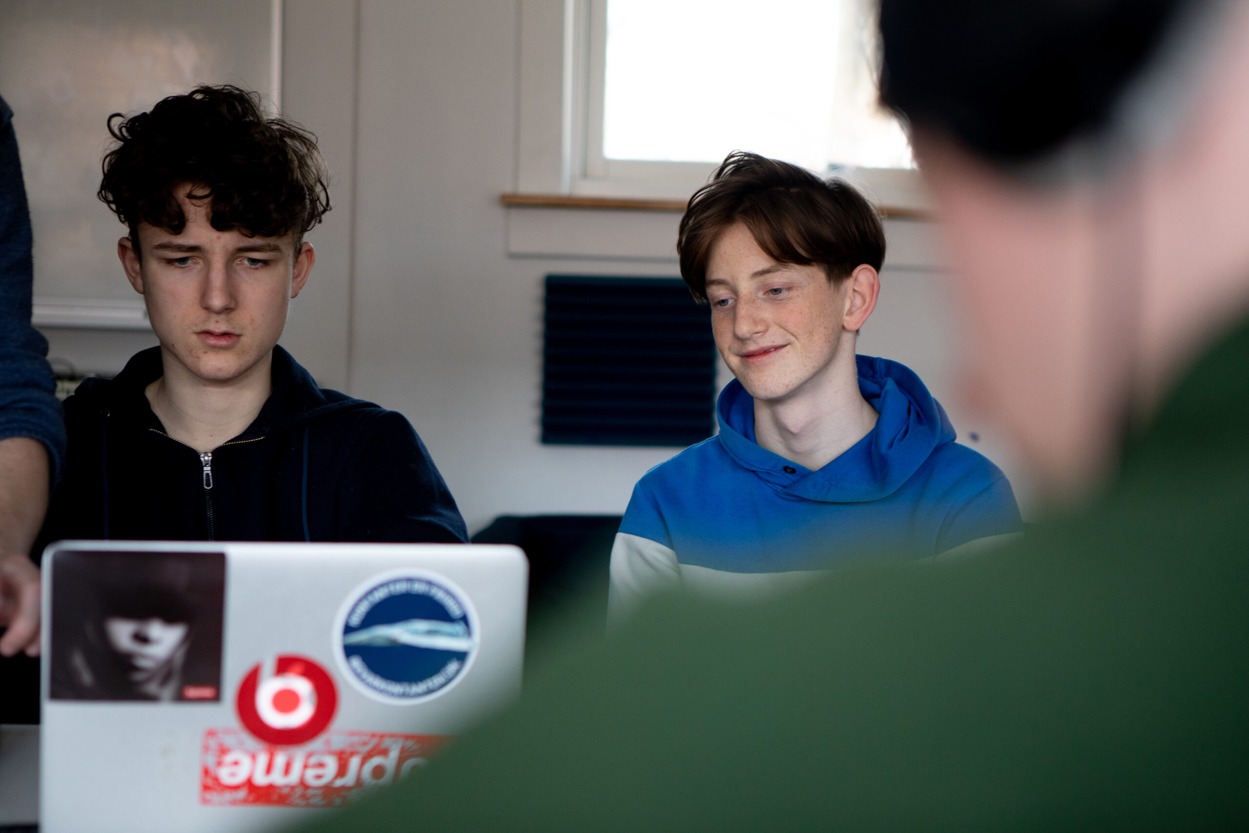 Før_performance (62 of 63) Elev lytter ved laptop