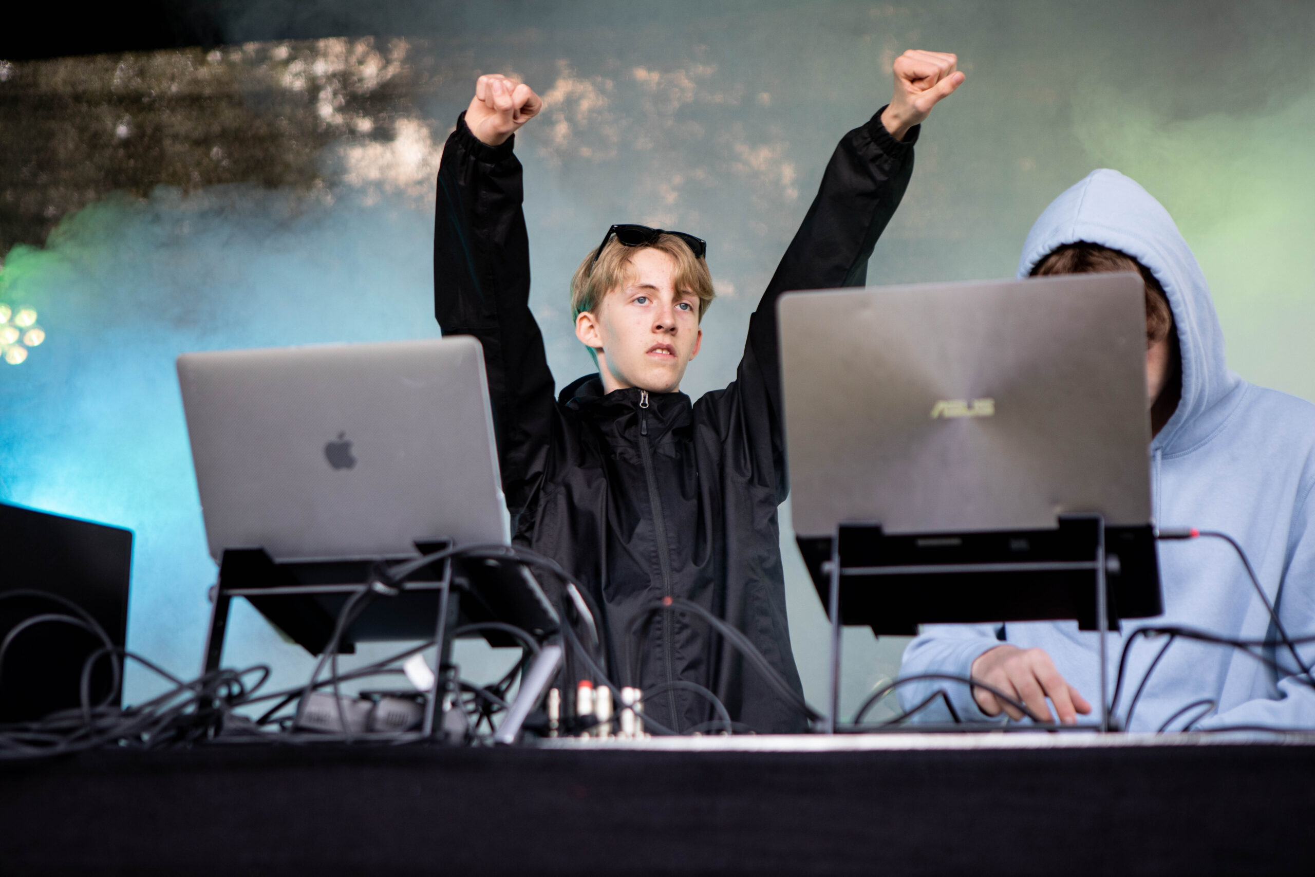 Lev dig ind i en verden af elektronisk lyd og musik DJ