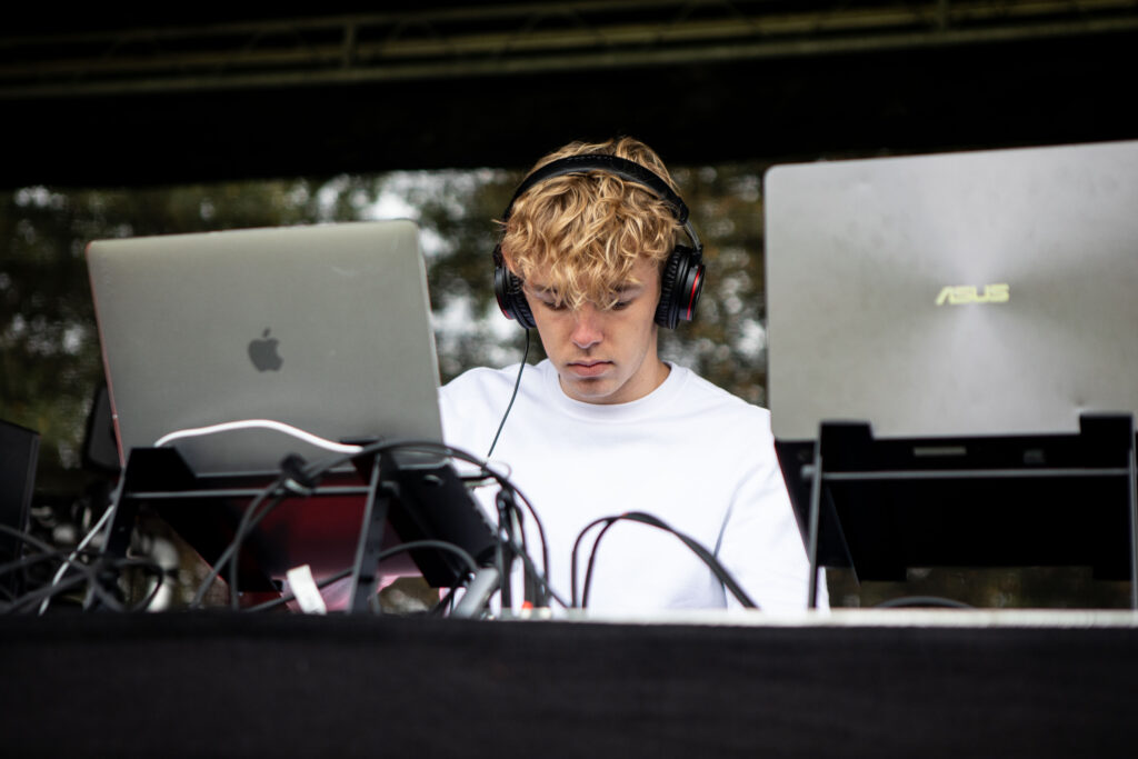 DJ