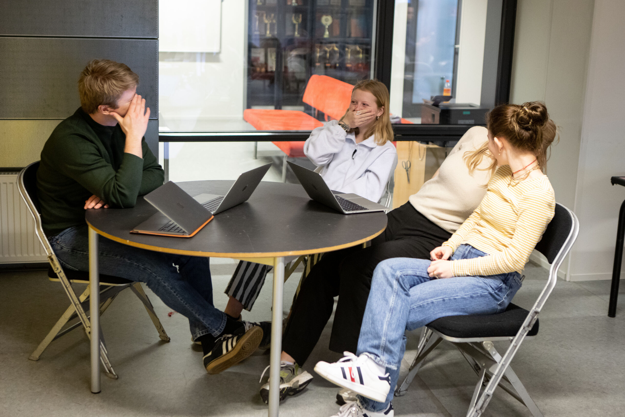 To piger på samme niveau