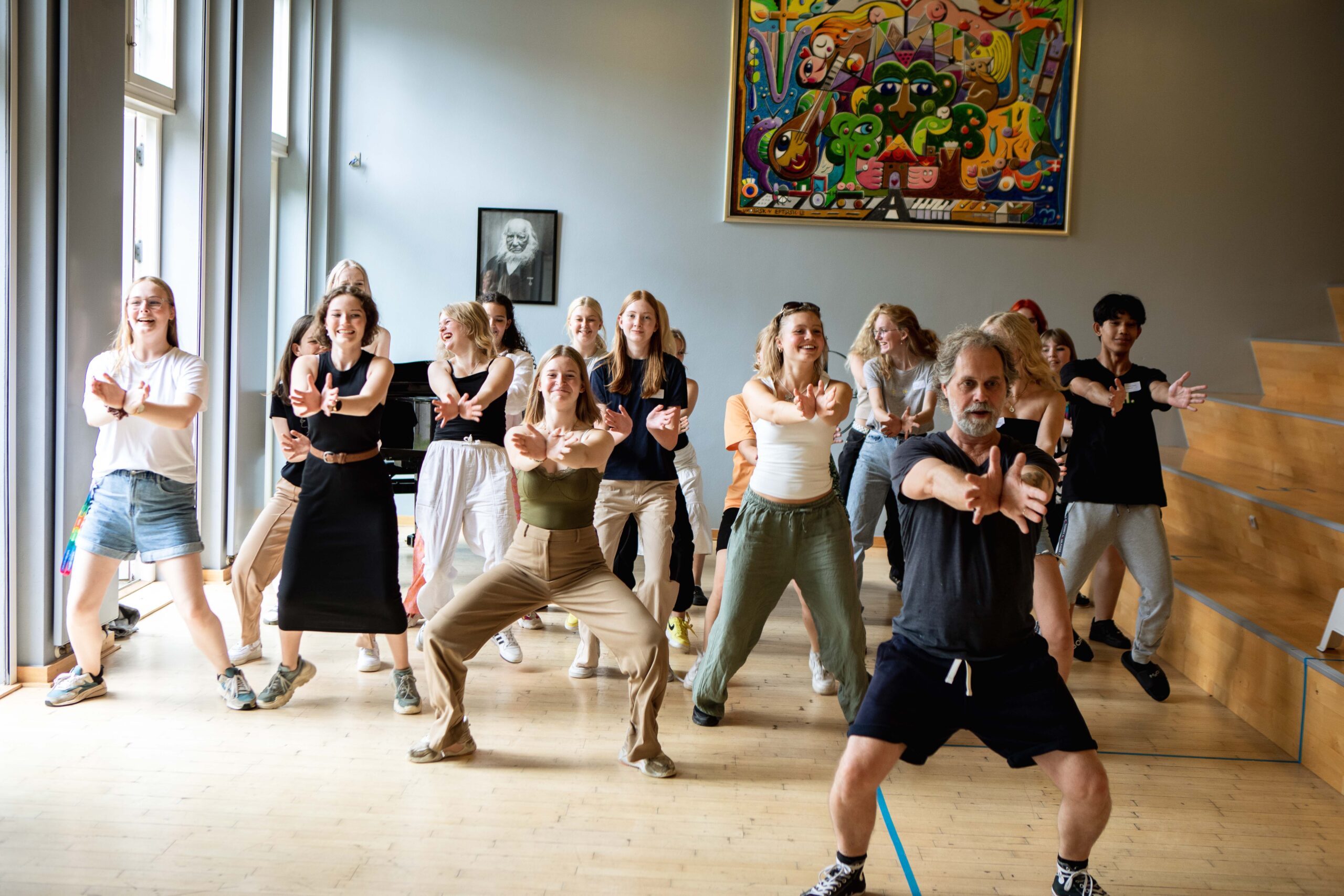 Teater på efterskole i Jylland Teater elever laver øvelser til teaterundervisning på efterskole