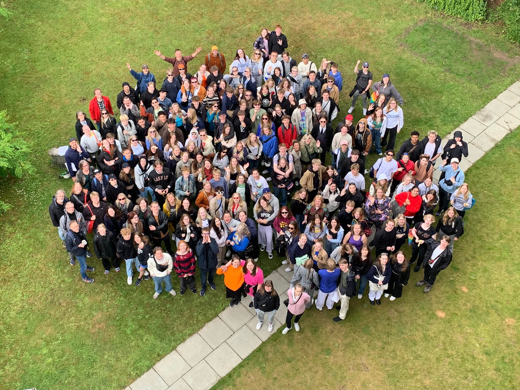 281580992_5242350812493371_5070437651618556234_n Elever på besøg på teater i London