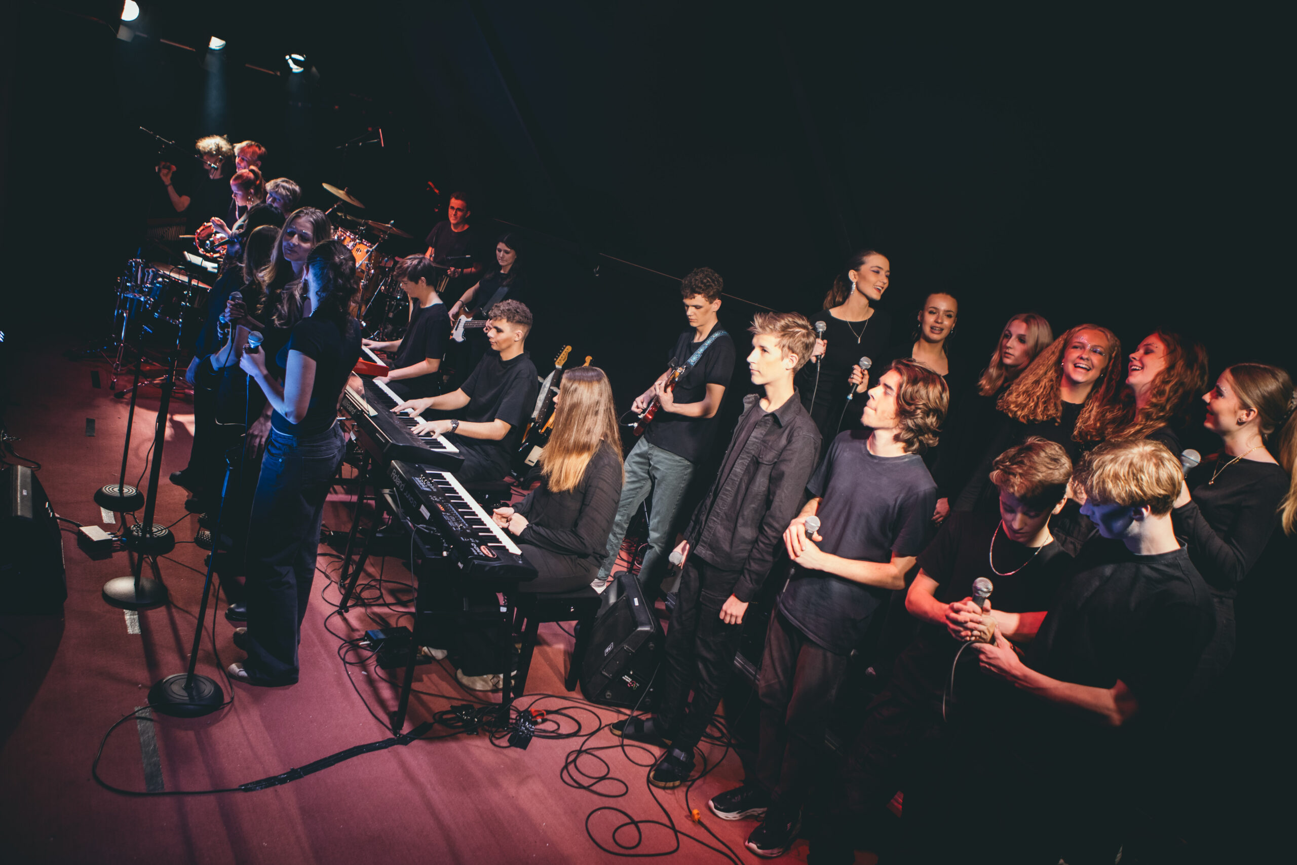 Drenge optræder til musical på efterskolen