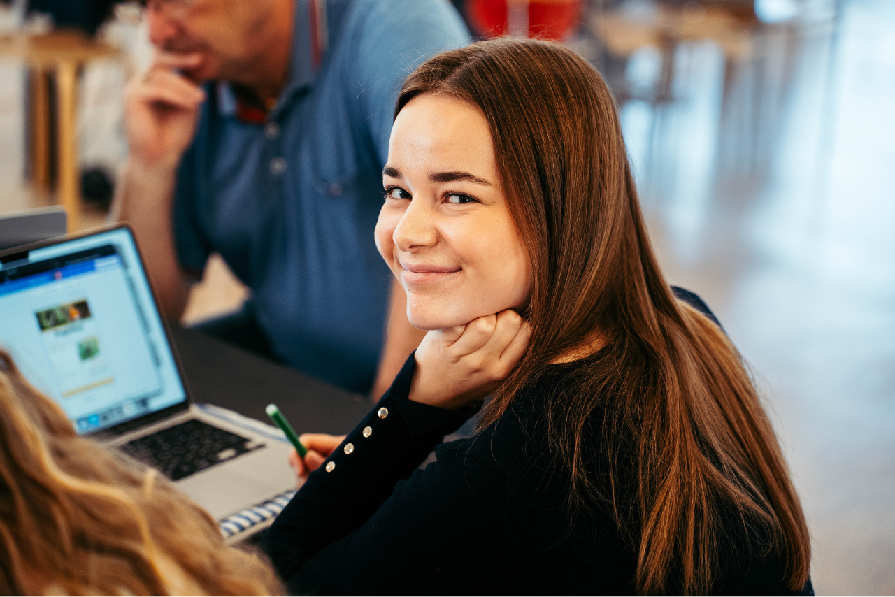 1 DJ elever på efterskole mixer lydsspor