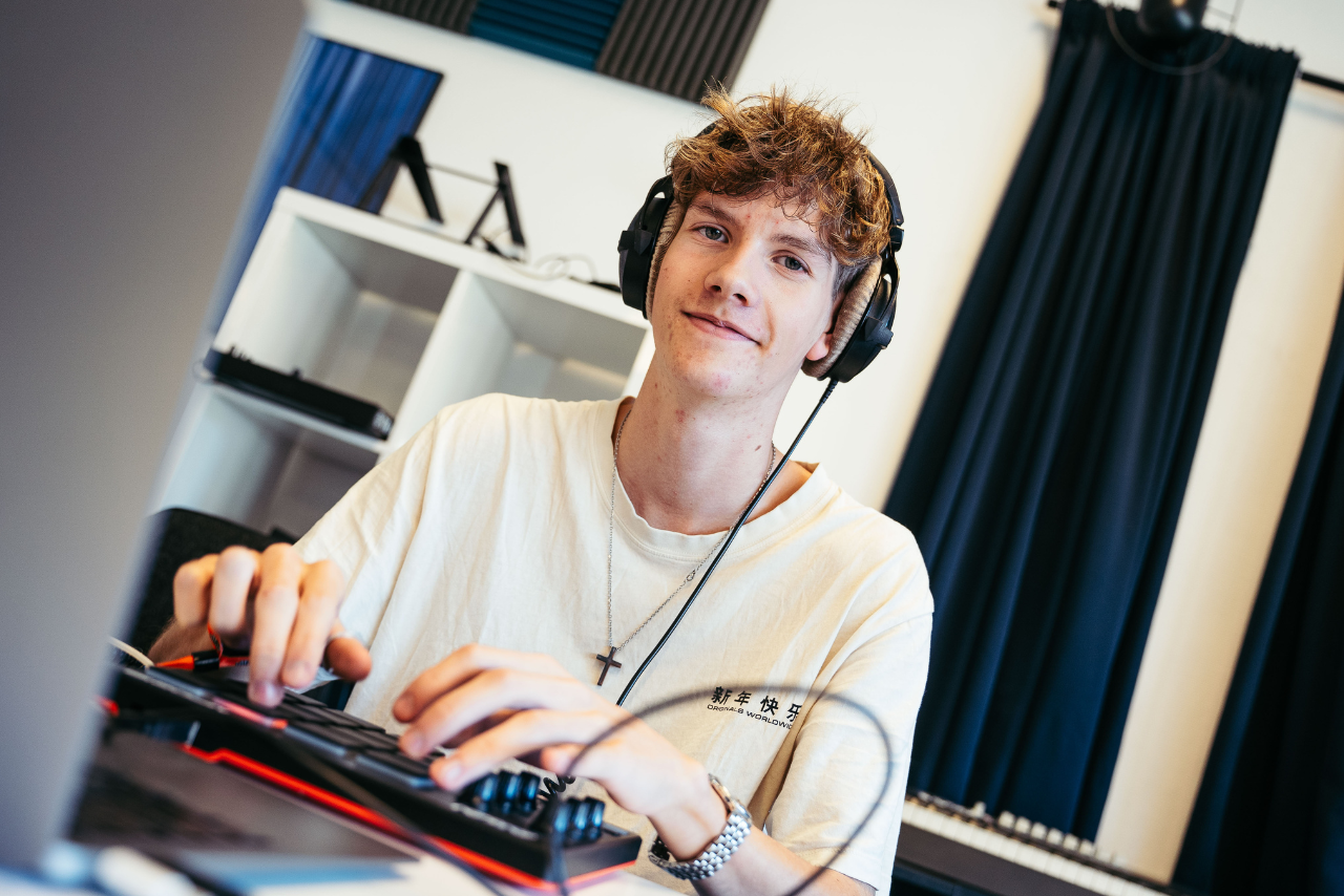 3 Lærer underviser elev i producer